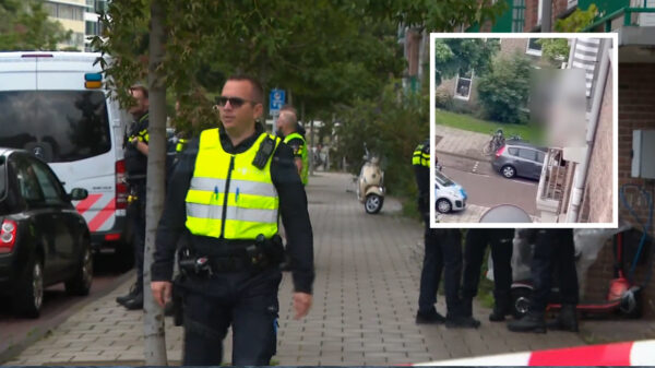 Man overleden na steekpartij in Amsterdam, dader staat zwaaiend met mes op balkon