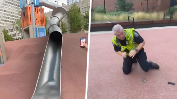 Een politieagent controleert hoe gevaarlijk de nieuwe glijbaan is