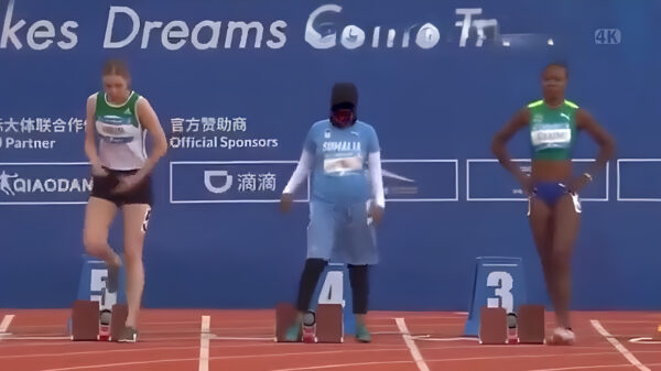 Ongetrainde Nasra Abuukar Cali door Somalië naar 100 meter sprint gestuurd en loopt traagste tijd ooit