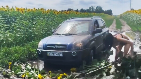 Zelfstandige powervrouwen bevrijden hun gestrande auto uit de modder