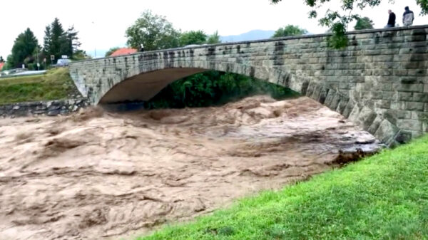 Beelden van het noodweer in Slovenië waarbij 2 Nederlanders zijn omgekomen