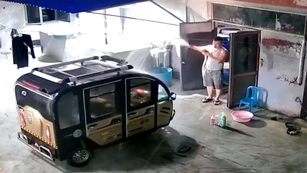 Man wordt aangevallen door eigen tuktuk die gewassen wordt