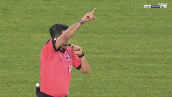 Serkan de keepert pakt na 20 seconden een rode kaart