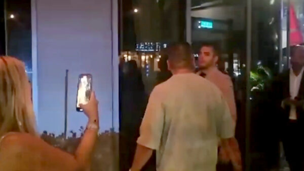 Beveiligers Lionel Messi en David Beckham takelen fotograferende man toe in Miami