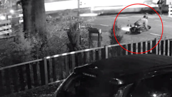 Scooterrijder op een haar na overhoop gereden door een voorbijrazende trein in Den Dolder