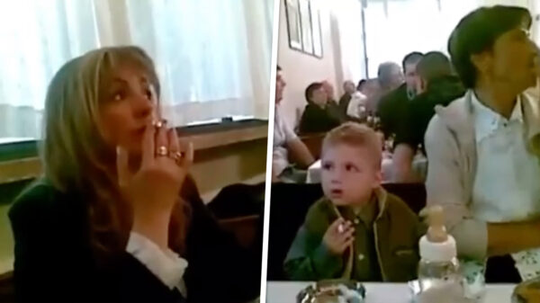 Eindelijk een kind dat zich zonder telefoon in een restaurant vermaakt