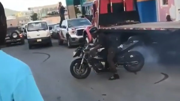 Uitslover heeft motor iets minder goed onder controle dan hij denkt