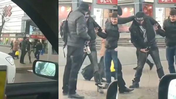 Dronken Rus moet pissen en wordt ondersteund door zijn betrouwbare vrienden