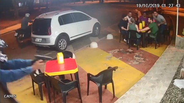 Politieagent buiten dienst beschermt zijn vrienden tegen gewapende overvallers