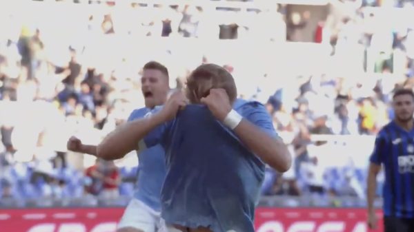 Zelfs z'n shirt uittrekken is voor Ciro Immobile nog te ingewikkeld!