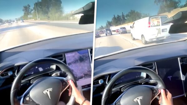 Dit is wat er gebeurt als je een Tesla tijdens het rijden op een drukke snelweg reboot