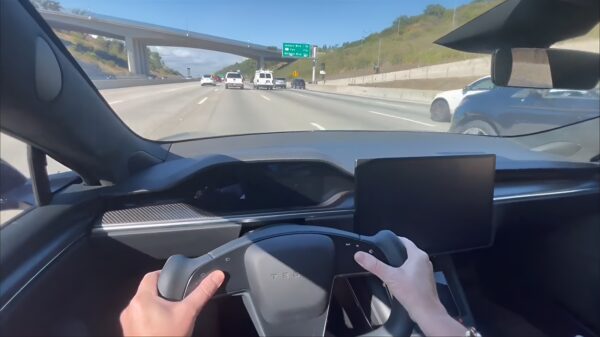 Dit is wat er gebeurt als je een Tesla tijdens het rijden op een drukke snelweg reboot