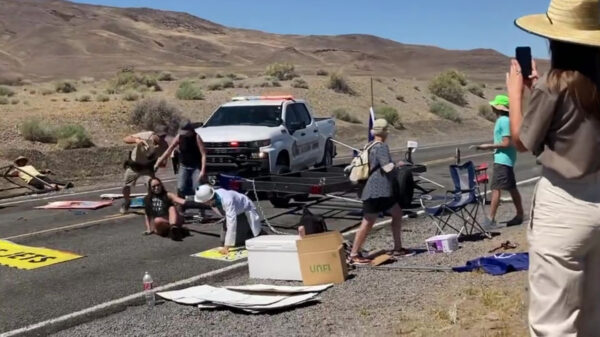 Politie in Nevada beukt dwars door wegafzetting klimaatactivisten