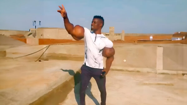 Afrikaanse Hulk laat na jaren keihard training vol trots zijn gigantische biceps zien