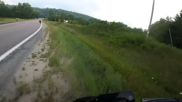 Motorrijder neemt onbewust een avontuurlijk zijpad en gaat stukje offroad