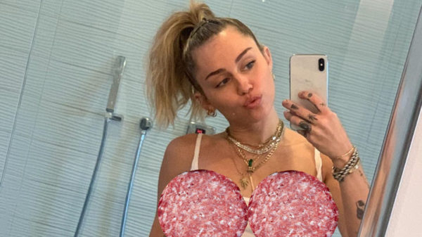 Miley Cyrus heeft een iets té doorschijnend shirtje aangetrokken