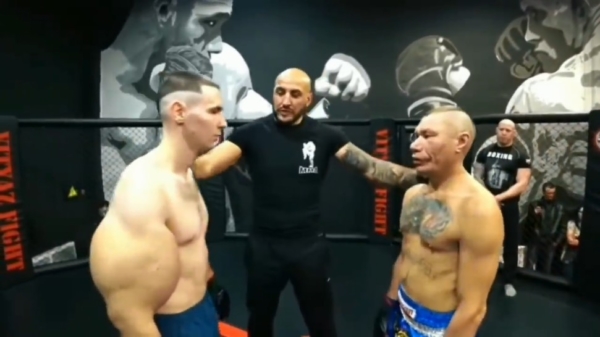 Russische Popeye stapt in de octagon voor zijn eerste MMA-gevecht