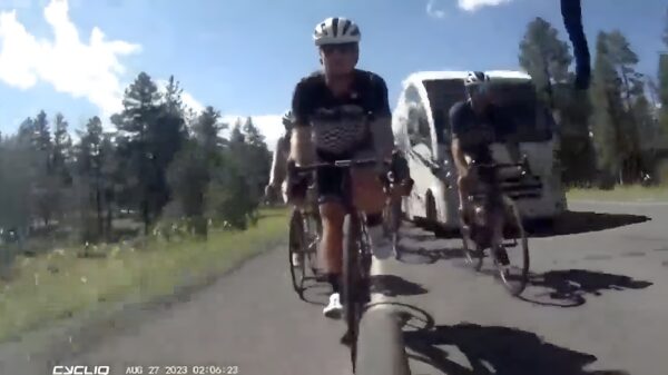 Camperbestuurder krijgt boete van $ 500 omdat hij op groep wielrenners inrijdt