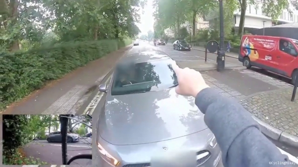 Aso Mercedes-bestuurder rijdt op verkeerde weghelft en krijgt karma-lesje van fietser