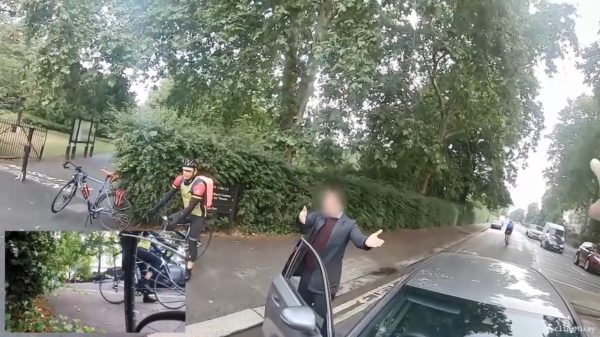 Aso Mercedes-bestuurder rijdt op verkeerde weghelft en krijgt karma-lesje van fietser