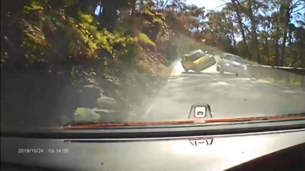 Knalgele Audi-bestuurder zorgt voor flinke crash na achterlijke inhaalactie