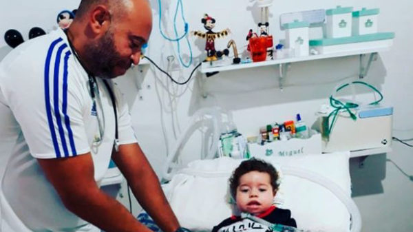 Vader haalt 2 ton aan donaties op voor ziek kind, gaat ervan naar het bordeel, kind overlijdt