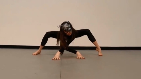 Flexibele Catwoman wurmt zich in allerlei vreemde standjes tijdens apart dansje