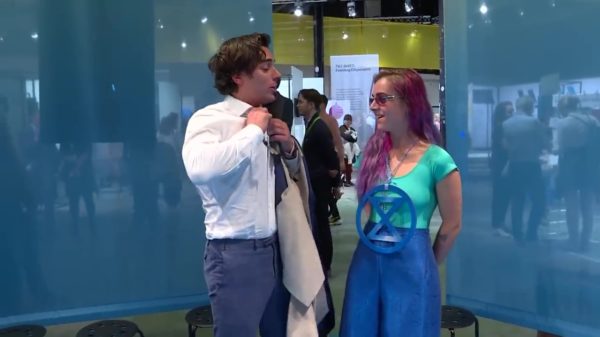 Slijptol trollt klimaatactivisten weer eens tijdens modeshow van Extinction Rebellion