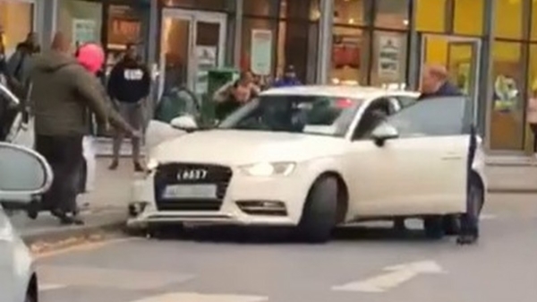 Audi-hufter wordt auto uitgetrokken nadat hij opzettelijk op anderen inrijdt