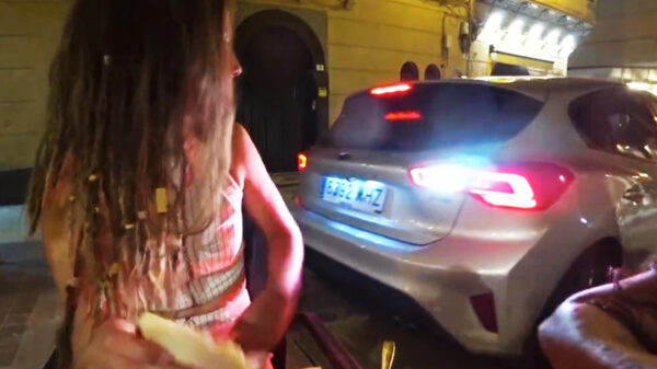 Twitch-streamer StephanieQuatro in Frankrijk bijna overreden door auto