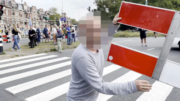 Verslaggever Omroep West krijgt tik van man die klaar is met blokkade van de A12