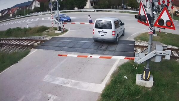 Vrouw raakt in paniek en laat auto midden op spoorwegovergang in Prijedor achter