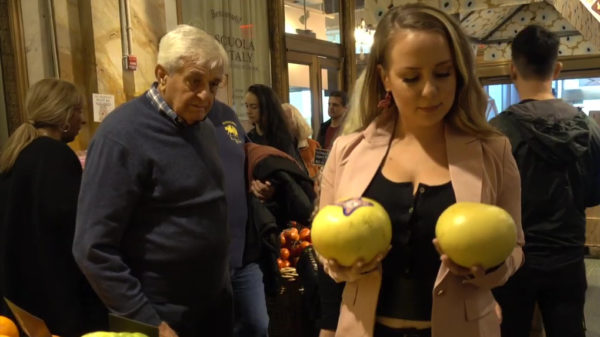 Rondborstige dame onderzoekt hoeveel mensen er naar haar toeters gluren