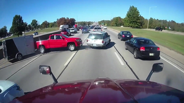 SUV-bestuurder veroorzaakt totale teringzooi op Amerikaanse snelweg