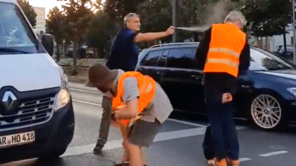 Klimaatactivisten worden door boze automobilist op een lading pepperspray getrakteerd
