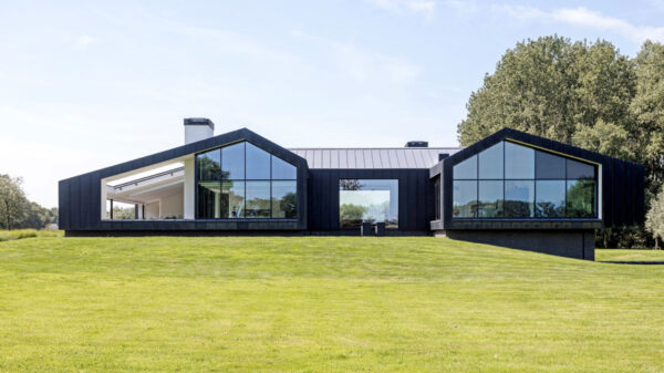 Voor deze dikke villa in Laren zul je een permanente glazenwasser in moeten huren