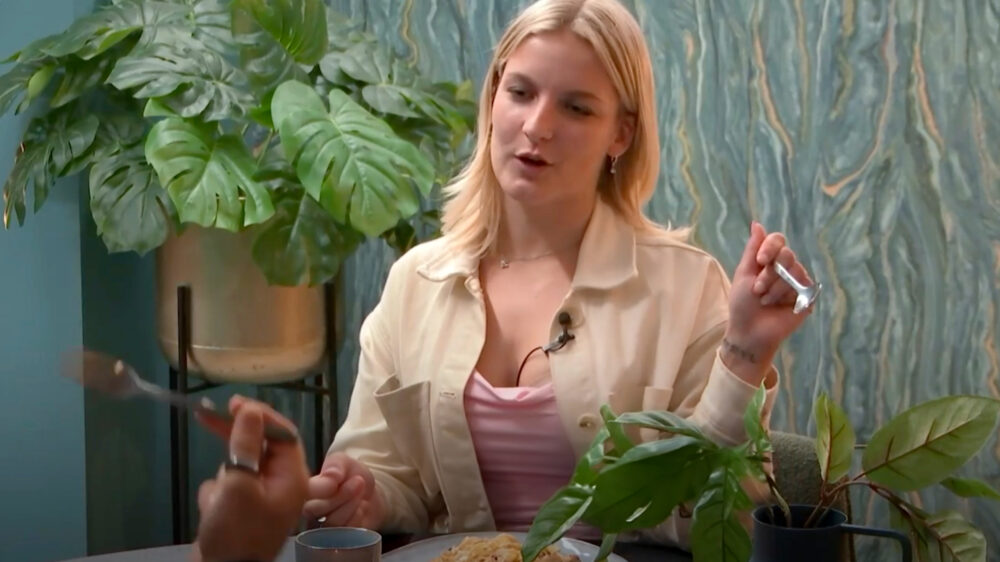 Tiffany krijgt een snelcursus 'pasta met een lepel eten' in Lang Leve de Liefde