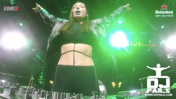 Dj Mari Ferrari verliest haar kipfilets tijdens een iets te enthousiaste liveset