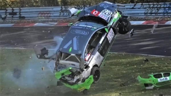 BMW M240i gaat een stukje vliegen op de Nürburgring Nordschleife