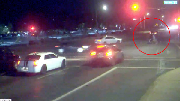 Voetgangers met wandelwagen net niet kapotdoodgereden dankzij heldhaftige automobilist