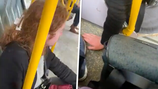 Man verkleed als vrouw probeert sneaky voetje te wrijven in de tram van Dublin