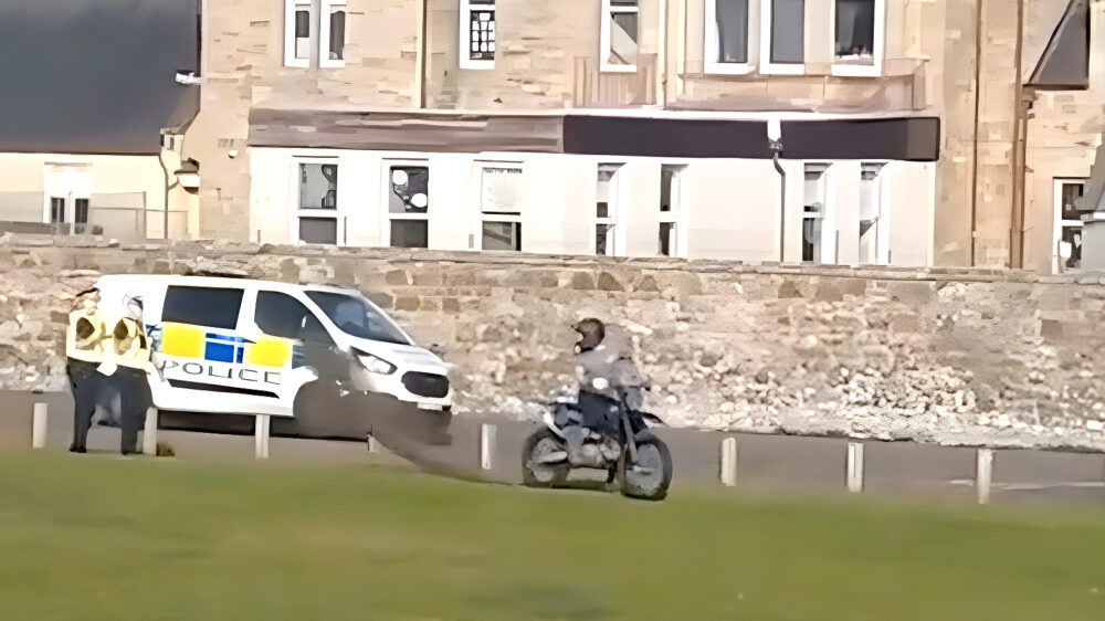 Schotse lefgozer op motor trakteert agenten op een lading zandkoekjes