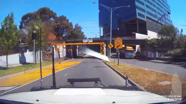 Vrachtwagenchauffeur verliest het gevecht met een brug