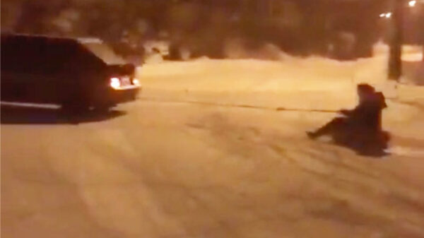 Russische dame wil net als de mannen ook wel eens 'snowtuben'