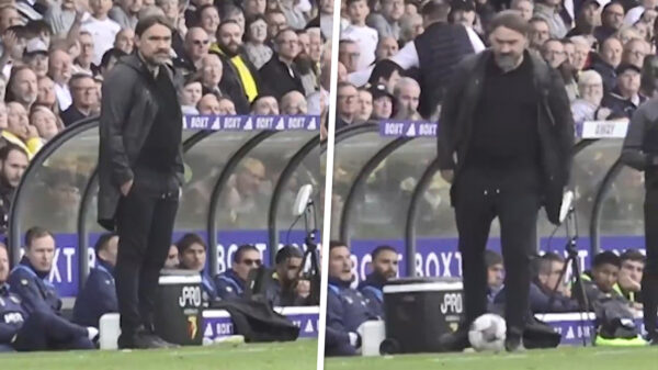 Leeds United-trainer Daniel Farke laat zien hoe je een bal aanneemt