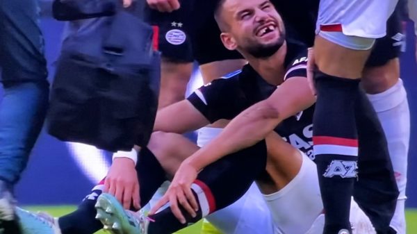 Hatzidiakos (AZ) moet het met 2 tanden minder doen na elleboog van Mitroglou (PSV)