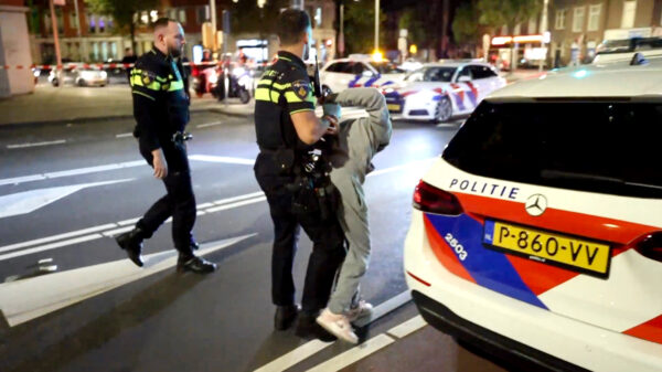 15-jarige scooterrijdster compleet door het lint en trapt richting agent in Den Haag