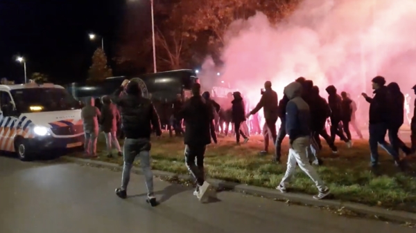 Spelersbus Feyenoord belaagd door fanatieke aanhang na nederlaag tegen Ajax
