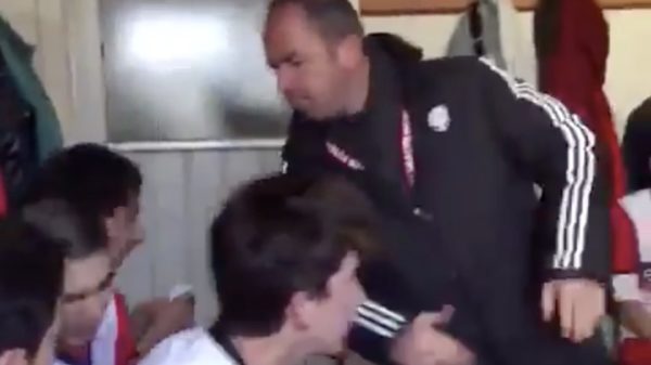 Deze trainer probeert zijn team in de rust nog even extra te motiveren