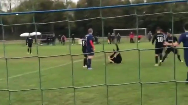 Duitse amateurvoetballer FSV Münster slaat scheidsrechter op het veld knock-out nadat hij rode kaart krijgt